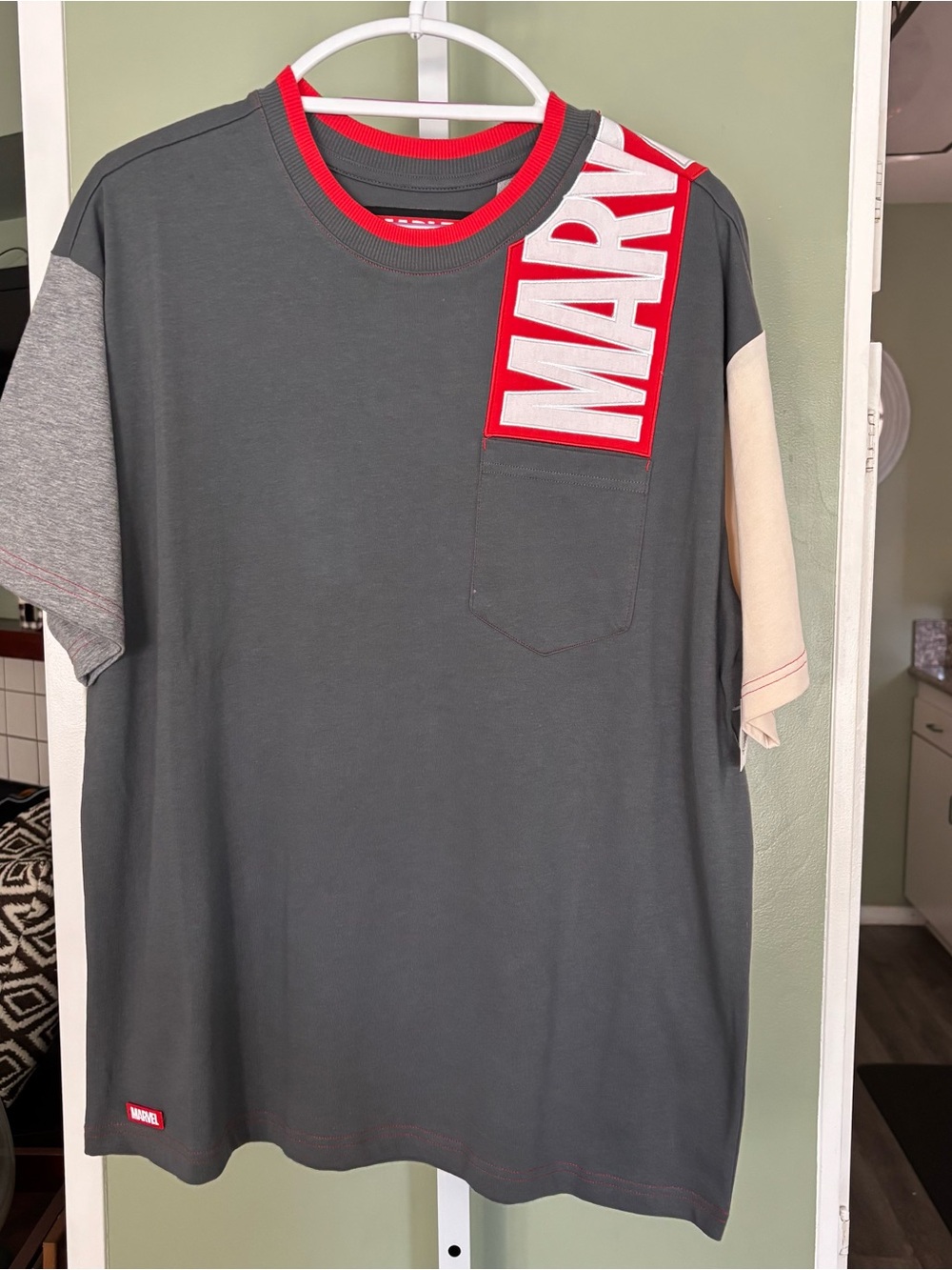 Men’s MARVEL Grey Colorblock Logo T-Shirt. New with tags. Lg